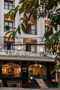 Facaden eller indgangen til Lumina Hotel Da Lat Central