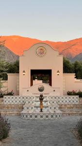 um edifício com uma estátua em frente em Piattelli Wine Resort Hotel Cafayate em Cafayate