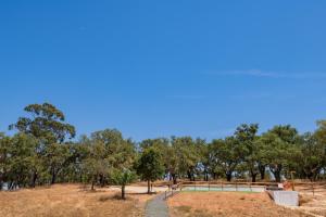 uma vista para um parque com árvores ao fundo em Valle D`Água - Casas de campo em Vale de Água