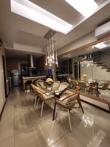 uma sala de jantar com mesas e cadeiras e uma cozinha em Gloria Tree Mayon and Park View Residences em Legazpi