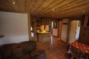 uma sala de estar com um sofá e tectos em madeira em Appartement confortable a Megeve | 46m² | Vue sur montagne em Megève