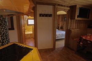 um quarto com uma cozinha e um quarto com uma cama em Appartement confortable a Megeve | 46m² | Vue sur montagne em Megève