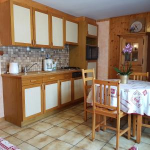 Kitchen o kitchenette sa Studio cosy a Les Gets 25 m² avec vue montagne