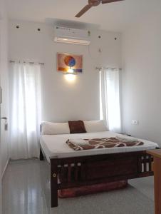 Whitefort Rohini Homestay -Serviced Villa में एक कमरे में एक या कई बेड