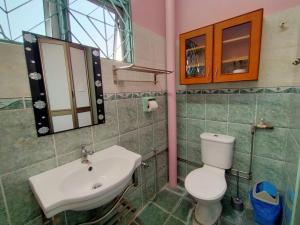 Vannituba majutusasutuses Malim Joyous Homestay