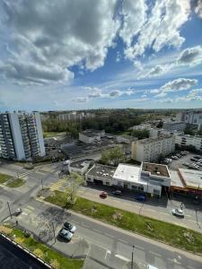 una vista aerea di un parcheggio in città di Appartement spacieux Brest Bellevue de 1 à 6 personnes a Brest