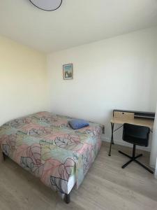 una camera con un letto accanto a una scrivania di Appartement spacieux Brest Bellevue de 1 à 6 personnes a Brest