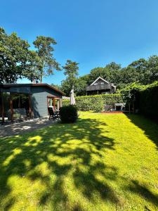 Vonkajšia záhrada v ubytovaní Dubbele chalet op recreatiepark Topparken op de Veluwe in Beekbergen met grote vrije tuin en eigen parkeerplaats