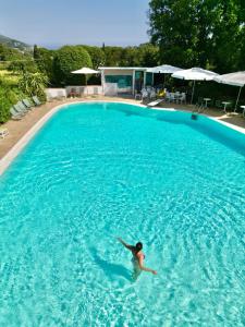 マリーナ・ディ・カンポにあるEden Park Hotelの大型スイミングプールでの水泳