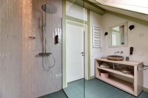 ein Bad mit einer Dusche und einem Waschbecken in der Unterkunft Palaima Hotel Anykščiai in Anykščiai