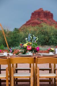 een houten tafel met bloemen erop bij Red Agave Resort in Sedona