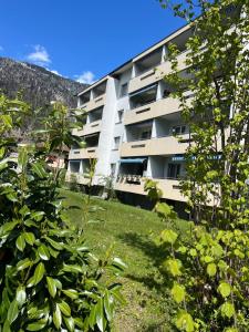 een appartementencomplex met een grasveld ervoor bij HANNA Apartment in Interlaken