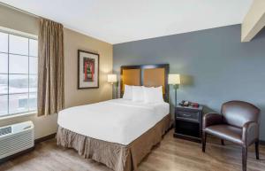 Posteľ alebo postele v izbe v ubytovaní Extended Stay America Select Suites - Chicago - Naperville - East