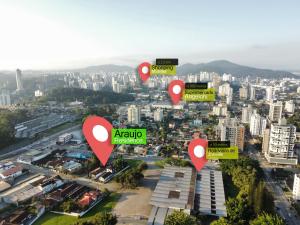 une vue aérienne d'une ville avec des panneaux rouges dans l'établissement Araújo Residence - Lar Doce Lar, à Joinville