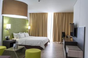 เตียงในห้องที่ Holiday Inn Express - Cartagena Bocagrande, an IHG Hotel