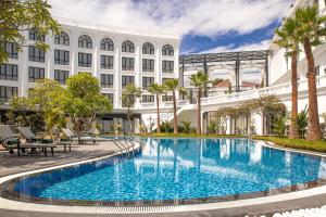 A piscina localizada em Silk Path Grand Hue Hotel ou nos arredores