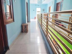 un pasillo de un hospital con en Happy Syariah Hotel near Jombor Mitra RedDoorz, en Sleman