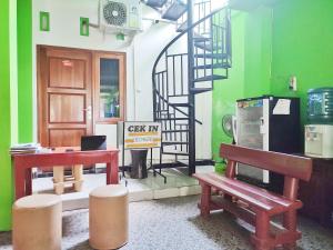 una habitación con 2 bancos y una escalera en Happy Syariah Hotel near Jombor Mitra RedDoorz, en Sleman