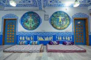 una habitación con 3 platos grandes en la pared en Mandala bagpackers, en Jaipur