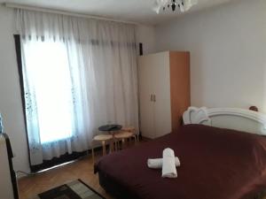 ein Schlafzimmer mit einem Bett mit einem ausgestopften Tier darauf in der Unterkunft Rooms Struga in Struga