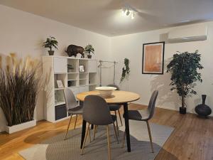 Снимка в галерията на Apartment Bolberg Rückzugsort, Yoga-Zimmer, Büro, Hobbyküche в Тюбинген