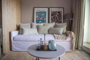 A seating area at Nerissa Seafront apartment