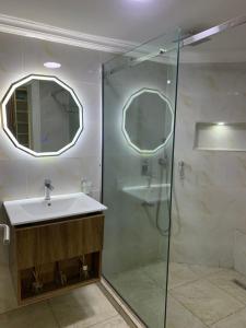 A bathroom at Candellux Imperial Hotel and Suites Abuja