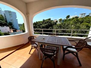 Apart.Can Pons,con piscina, a 50 de la playa tesisinde bir balkon veya teras