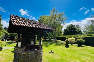 um gazebo no meio de um quintal em La Fontaine du Sabotier em Awenne