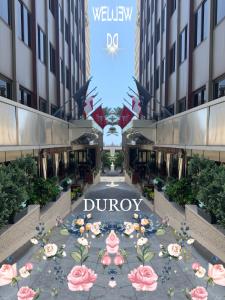 Blick auf den Eingang zum Hotel im Durrow in der Unterkunft Duroy Hotel By Beverly in Beirut