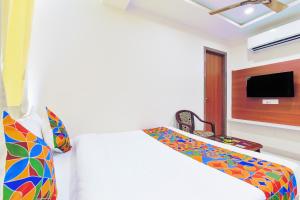 FabHotel Samrat Regency में टेलीविजन और/या मनोरंजन केंद्र