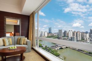 sala de estar con sofá y ventana grande en Shangri-La Chengdu, en Chengdú