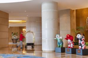 un vestíbulo con dos estatuas de Hello Kitty en Shangri-La Chengdu, en Chengdú