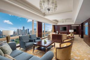 sala de estar con vistas a la ciudad en Shangri-La Chengdu, en Chengdú