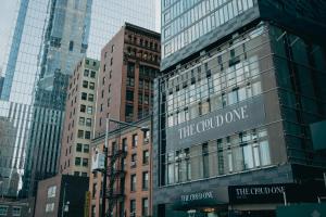 uma vista para uma cidade com edifícios altos em The Cloud One New York-Downtown, by the Motel One Group em Nova Iorque