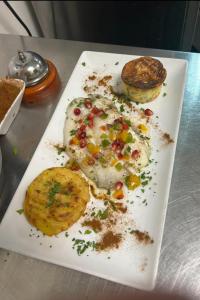 un plato blanco con comida en una mesa en Horus Hôtel, en Fréjus