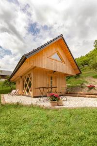 een klein houten gebouw met een tafel ervoor bij Pr' Končovc in Kranj