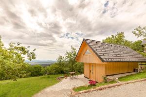 een klein huisje op een heuvel met een picknicktafel bij Pr' Končovc in Kranj