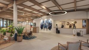 een weergave van een lobby waar mensen in staan bij The Editory by the Sea Lagos in Lagos