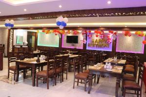 Restoran atau tempat lain untuk makan di Hotel Shakti & Banquet