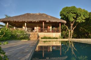 een resort met een zwembad en een hut bij Résidences-Bel-R in Nosy Be