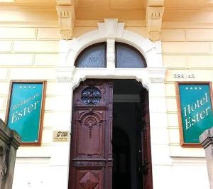 ein Gebäude mit einer Holztür davor in der Unterkunft Hotel Ester in Karlsbad