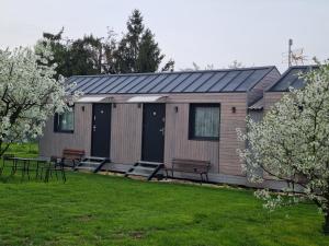 een klein huisje met een picknicktafel in een tuin bij Pokoje Babie Lato in Wrocław