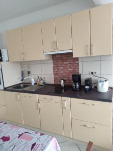 Dapur atau dapur kecil di Apartman Sunrise