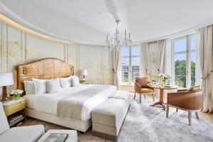 マドリードにあるMandarin Oriental Ritz, Madridのベッドルーム(大型ベッド1台付)、リビングルームが備わります。