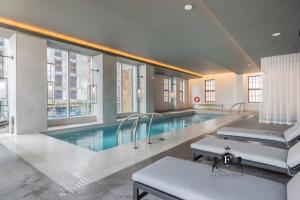 בריכת השחייה שנמצאת ב-Spectacular Skyline Views - Downtown Montreal - Luxury Condo & Penthouse או באזור