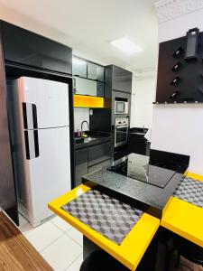 Кухня або міні-кухня у Apartamento Mobiliado Luxuoso em Osasco