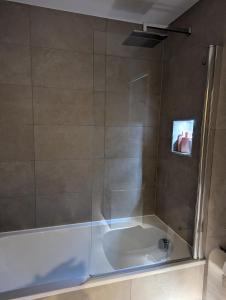 Baðherbergi á Luxury Harrogate City Centre Apartment with free parking