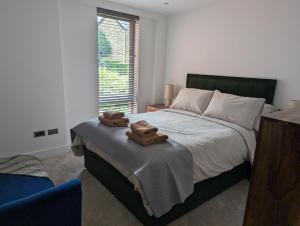 Rúm í herbergi á Luxury Harrogate City Centre Apartment with free parking