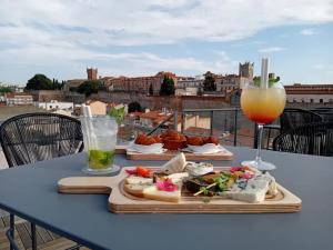 - une table avec deux assiettes de nourriture et une boisson dans l'établissement Dali Hôtel Perpignan - Restaurant, à Perpignan